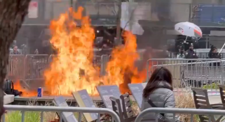 Un hombre se prende fuego a las afueras del tribunal que juzga a Trump