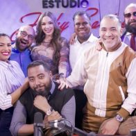Ramón Tolentino, Lizbeth Santos, Juan Carlos Albelo, Hony Estrella, Ernesto Jiménez, Pedro Manuel Casals, José Martínez Brito, Gabi Desangles y Ariel Santana conforman el equipo.