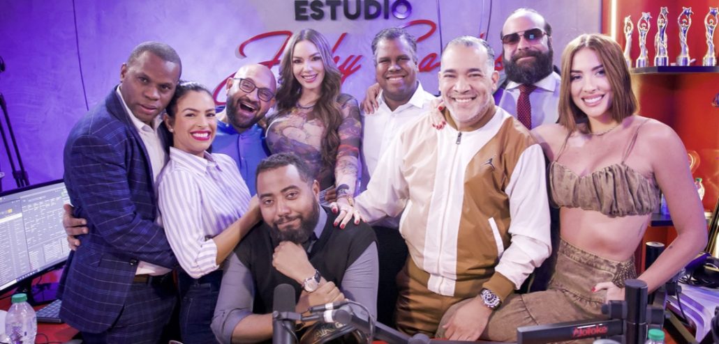 Ramón Tolentino, Lizbeth Santos, Juan Carlos Albelo, Hony Estrella, Ernesto Jiménez, Pedro Manuel Casals, José Martínez Brito, Gabi Desangles y Ariel Santana conforman el equipo.
