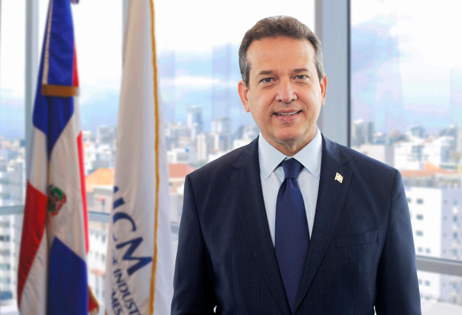 Ministro de MICM agradece a De Último Minuto por el  primer ejemplar impreso