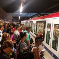 Caos en el Metro de Santo Domingo: Largas filas persisten en horas pico