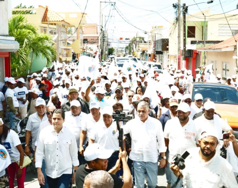 Miguel Vargas reitera compromiso de "rescatar al país de esta mala gestión"