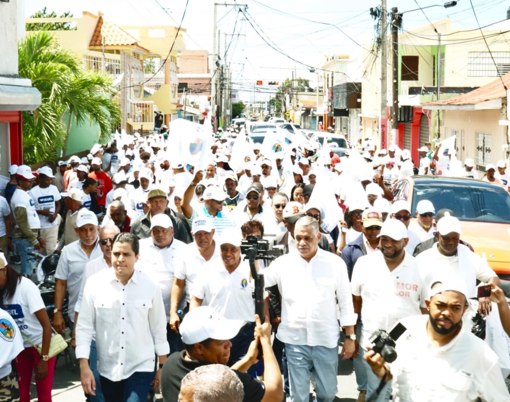 Miguel Vargas reitera compromiso de "rescatar al país de esta mala gestión"