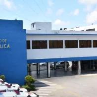 La vacuna, que protege contra nueve serotipos del VPH (6, 11, 16, 18, 31, 33, 45, 52 y 58), reemplaza a la versión anterior que cubría solo dos tipos (16 y 18). Estos serotipos son responsables de la gran mayoría de los casos de cáncer cervicouterino, así como de verrugas genitales y otros cánceres relacionados.El lanzamiento oficial tuvo lugar en el Hospital Infantil Dr. José Manuel Rodríguez Jiménez (conocido anteriormente como Hospital Santo Socorro), en Santo Domingo. El ministro de Salud Pública, Víctor Atallah, resaltó la importancia de esta incorporación al Esquema Nacional de Vacunación, enfatizando que el cáncer de cuello uterino representa el segundo cáncer más frecuente en las mujeres dominicanas, solo por detrás del cáncer de mama.Según datos oficiales del Ministerio, cada año en el país se diagnostican aproximadamente mil nuevos casos de cáncer cervicouterino, y alrededor de 460 mujeres fallecen a causa de esta enfermedad. La vacunación temprana es considerada la herramienta más efectiva para reducir drásticamente estas cifras, alineándose con las recomendaciones de la Organización Panamericana de la Salud (OPS) y la Organización Mundial de la Salud (OMS).La inmunización es gratuita y se dirige principalmente a niños y niñas de 9 a 14 años. El esquema actualizado establece una sola dosis en la mayoría de los casos, salvo en personas inmunocomprometidas, donde podrían aplicarse dos dosis. La aplicación se realiza en más de 1,400 centros de vacunación distribuidos a través de las 40 Direcciones Provinciales de Salud en todo el territorio nacional.Autoridades sanitarias exhortan a padres, madres y responsables a llevar a los menores a los puestos de vacunación más cercanos lo antes posible, idealmente antes del inicio de la vida sexual, para maximizar la protección.