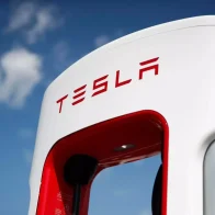 Tesla anuncia a sus empleados que reducirá su plantilla global más de 10 %, según medios