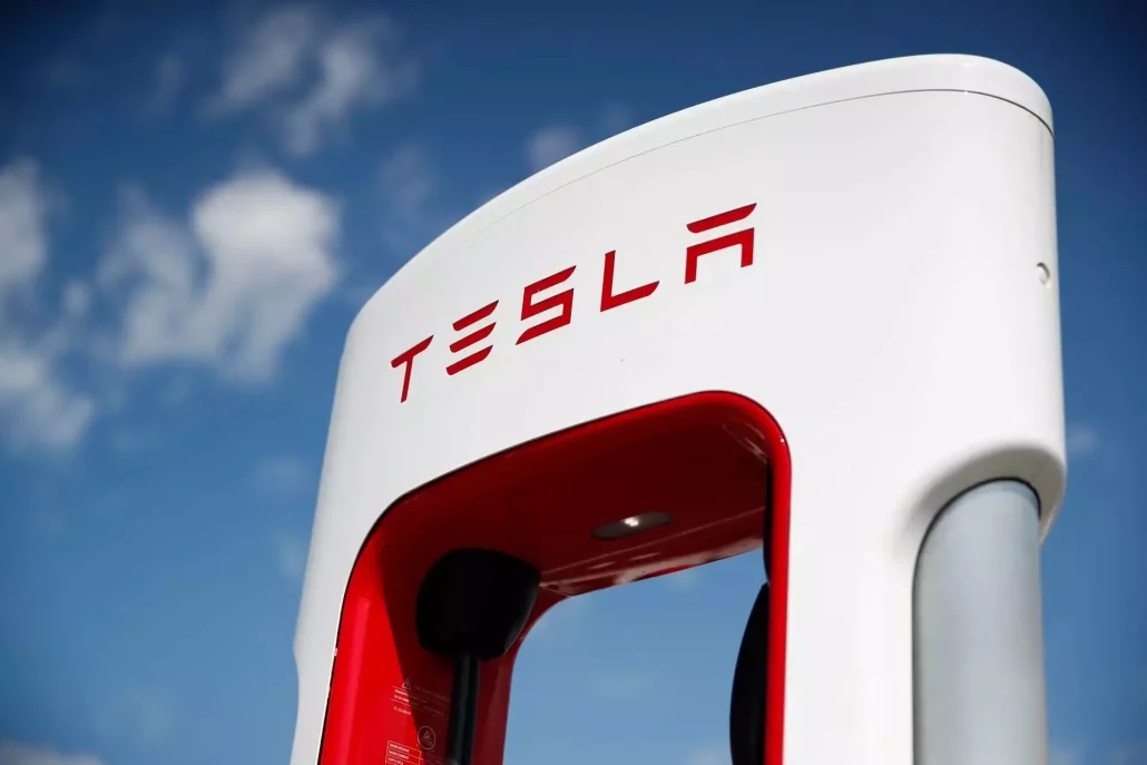 Tesla anuncia a sus empleados que reducirá su plantilla global más de 10 %, según medios