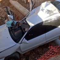 Vehículo queda atrapado en un hoyo en la Av. Ecológica