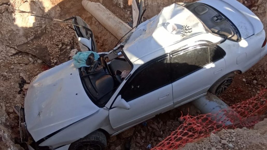 Vehículo queda atrapado en un hoyo en la Av. Ecológica