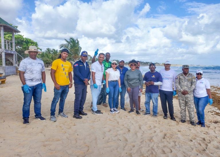 Fundación AIB junto a la comunidad realizó jornada de limpieza en playa Macao