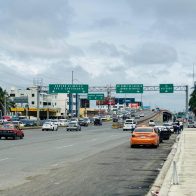 Retiran banderas políticas colocadas sin autorización en el KM 9 de la Autopista Duarte