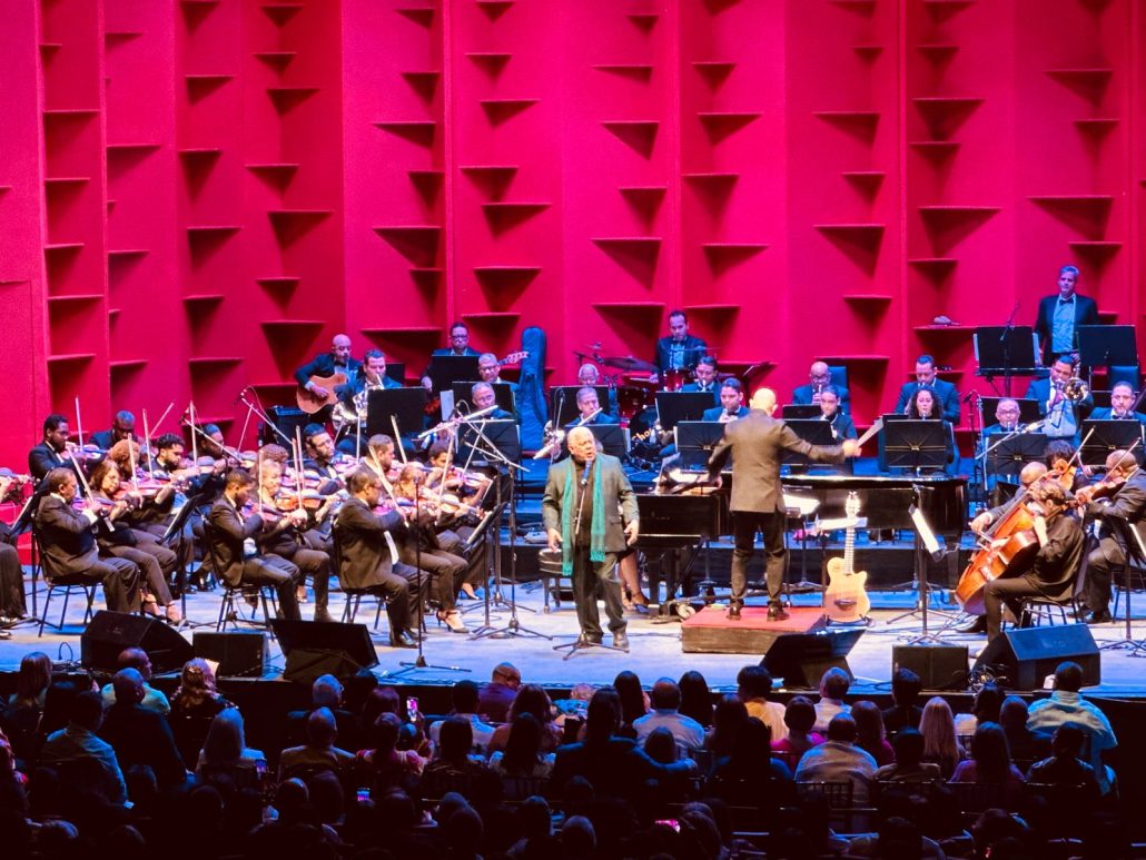 Danny Rivera deslumbrante en su "Danny Rivera Sinfónico" en el Teatro Nacional