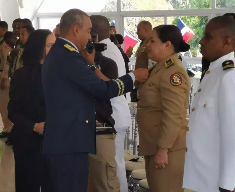 Condecoran hermanas teniente y capitán por decreto de Abinader