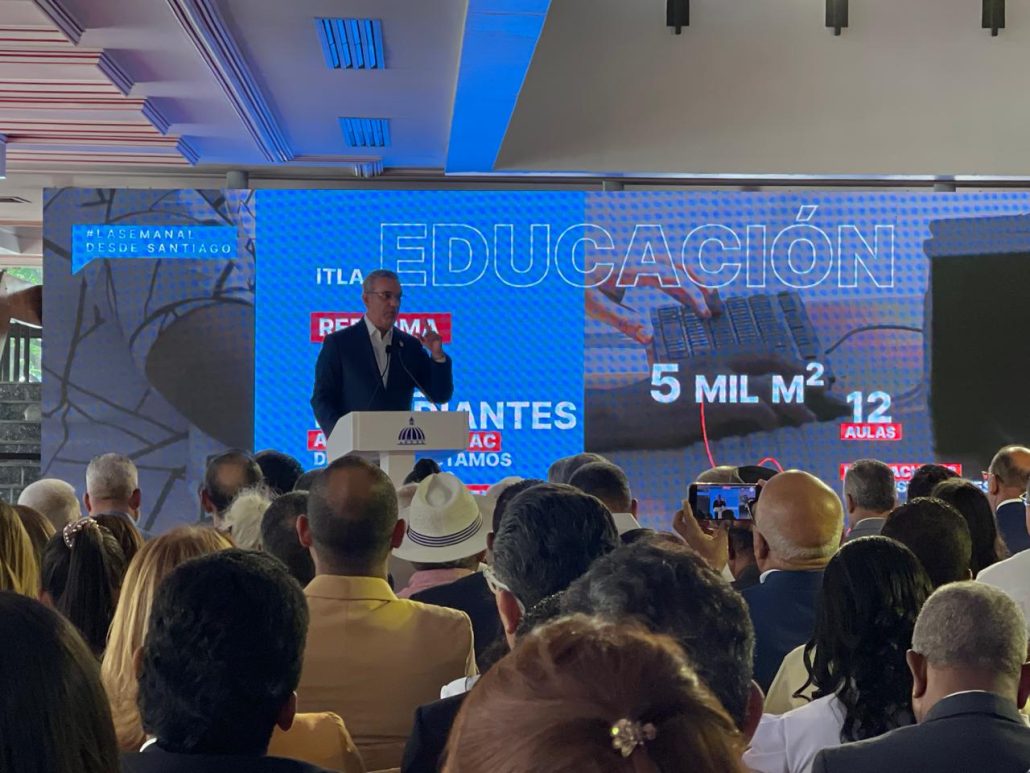 Abinader encabeza LA Semanal con la Prensa en Santiago