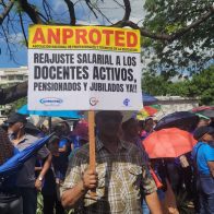 Maestros protestan frente al Minerd en demanda de reivindicaciones acordadas