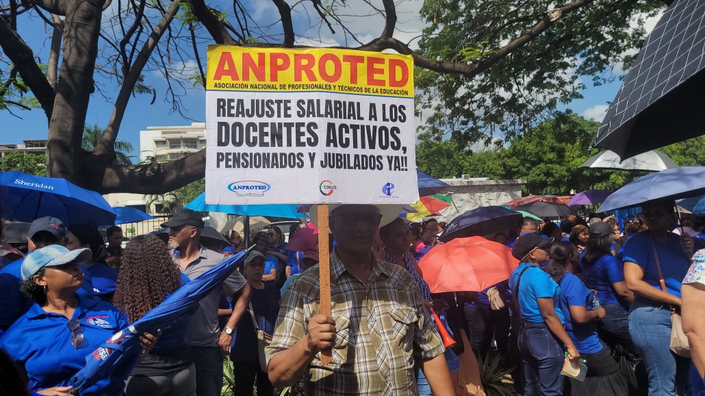 Maestros protestan frente al Minerd en demanda de reivindicaciones acordadas