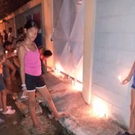 Realizan encendido de velas por precarias condiciones en escuela de El Factor en María Trinidad Sánchez