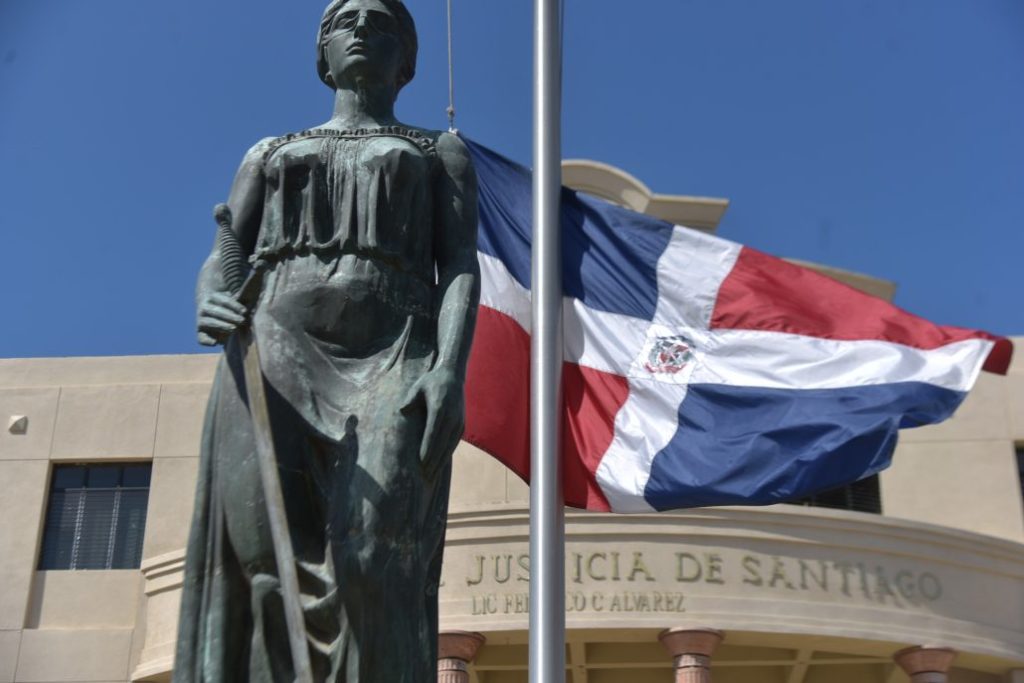 Envían a prisión a padre que violó y embarazó a hija menor en Santiago