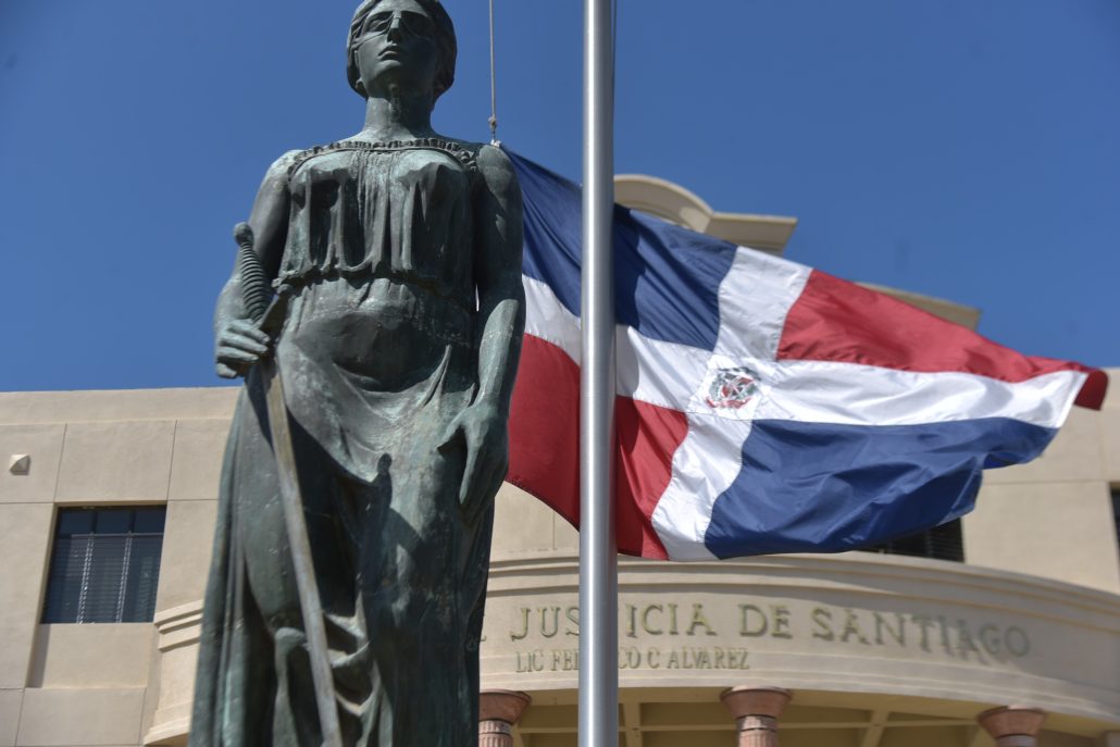 Envían a prisión a padre que violó y embarazó a hija menor en Santiago
