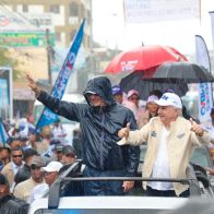 Abinader recorre bajo lluvia los sectores de los Guaricanos