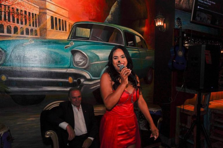 Raquel Arias estrena sencillo “Soy una loba vestida de mujer”