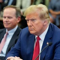 Trump se sienta en el banquillo del primer juicio penal a un expresidente de EEUU
