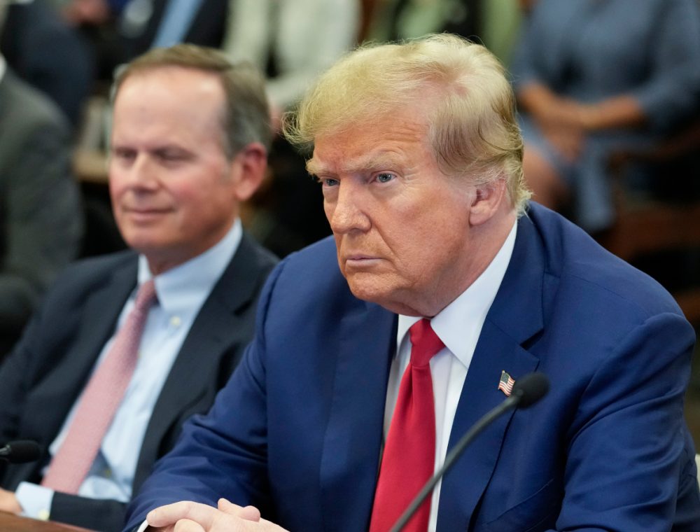 Trump se sienta en el banquillo del primer juicio penal a un expresidente de EEUU
