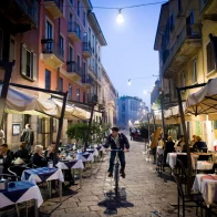 La ciudad italiana de Milán prohibirá comer por la calle desde medianoche