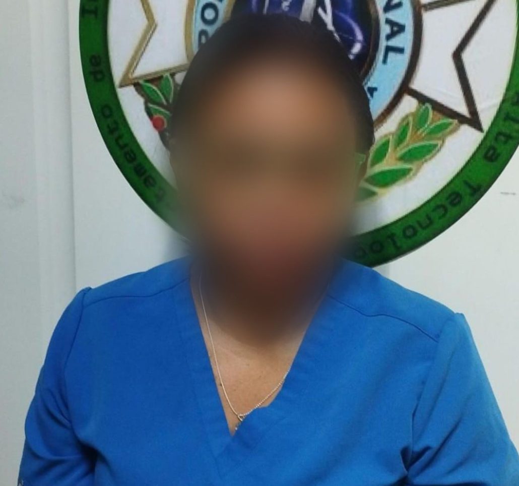 Policía arresta mujer vinculada a red estafadores en Santiago