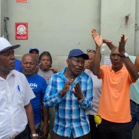 Buhoneros de la Mella protestan por desalojo sin aviso