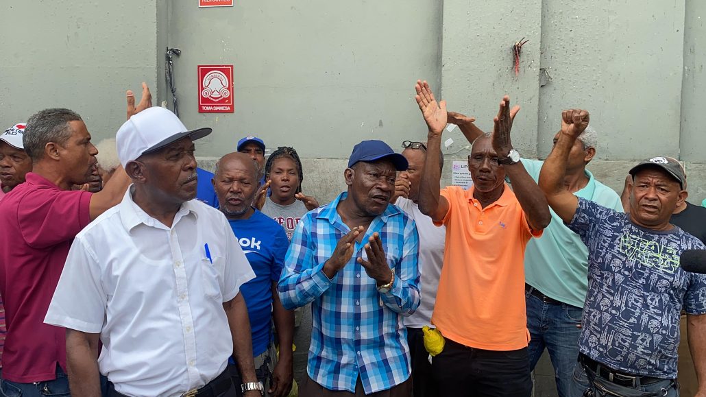 Buhoneros de la Mella protestan por desalojo sin aviso
