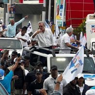 Luis Abinader recorre SDE en multitudinaria marcha caravana