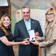 Entregan las primeras medallas de CEAPI al presidente Luis Abinader y al ministro Ito Bisonó