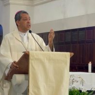 Obispo auxiliar exhorta a periodistas promover la verdad para no manipular información