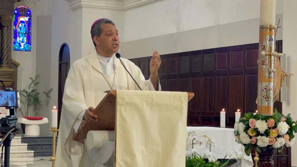 Obispo auxiliar exhorta a periodistas promover la verdad para no manipular información