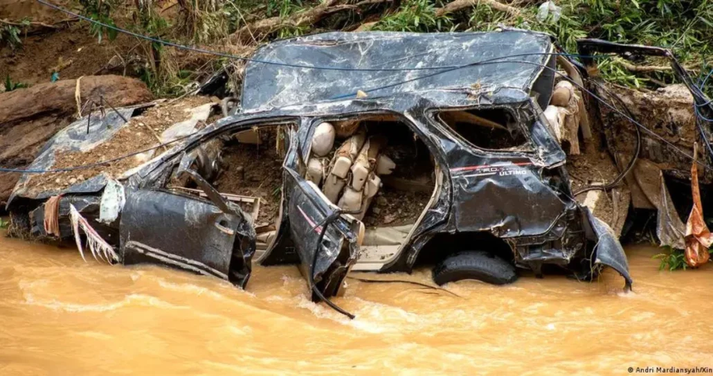 Mueren 19 personas por desprendimientos de tierra en Indonesia