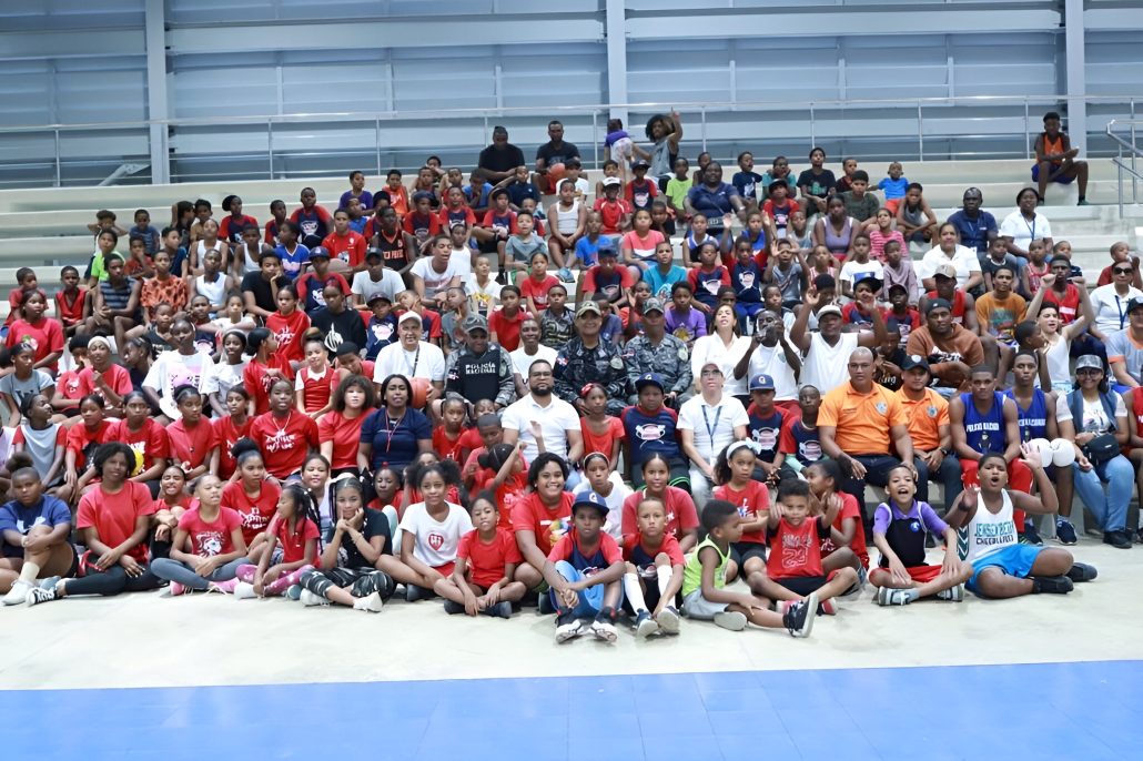 Policía imparte clínica simultánea con cinco disciplinas deportivas en el Nuevo Domingo Savio