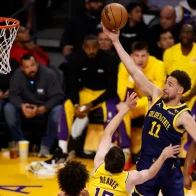 Los Warriors dejan a los Lakers contra las cuerdas con una avalancha de triples