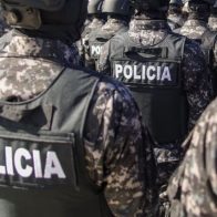 Policía arresta a dos hombres transportando de manera clandestina a nueve indocumentados haitianos