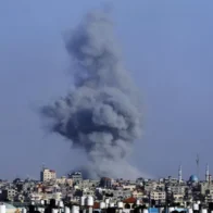 Unos 50 muertos en un ataque israelí sobre campamento de desplazados en Rafah