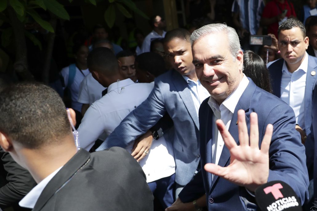 Abinader subraya la "paz" y "tranquilidad" de los comicios