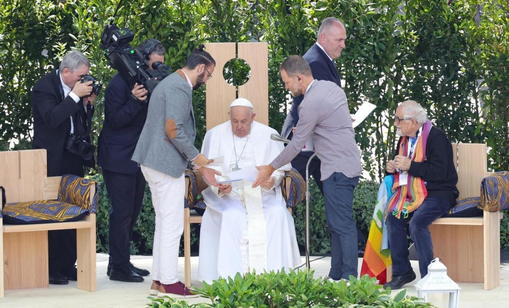 El papa abraza a un israelí y un palestino y denuncia la "derrota histórica" de la guerra