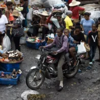 Vendedores y compradores llenan el mercado de Puerto Príncipe en medio de la basura