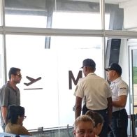 Italiano que lanzó taza de café a agente de Politur sale del país turista