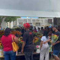 Familiares acuden masivamente a cementerios el Día de las Madres en Santiago