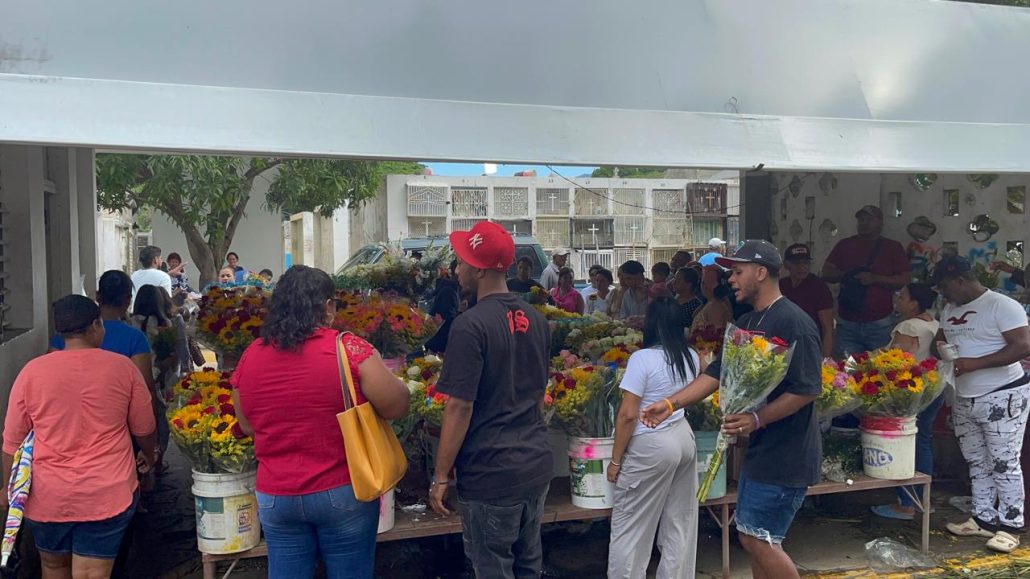 Familiares acuden masivamente a cementerios el Día de las Madres en Santiago