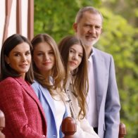 Los reyes de España conmemoran su 20 aniversario de boda con álbum de fotos con sus hijas