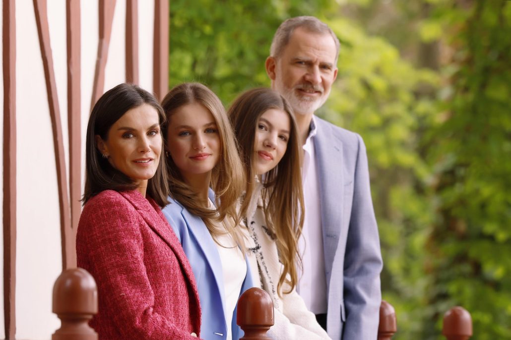 Los reyes de España conmemoran su 20 aniversario de boda con álbum de fotos con sus hijas