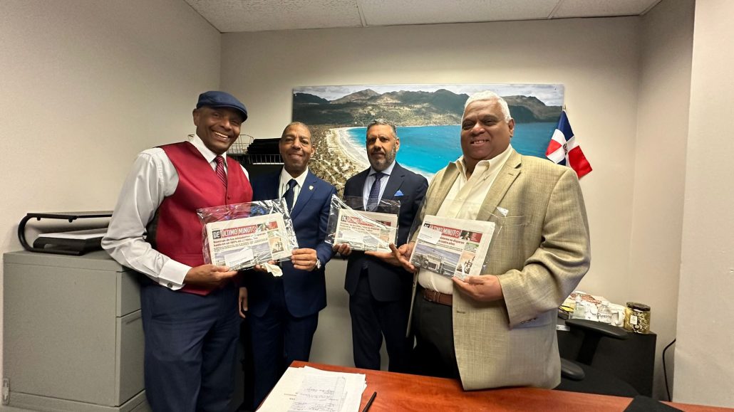 Personal del Consulado Dominicano en Nueva York recibe la segunda edición impresa de "De Último Minuto"
