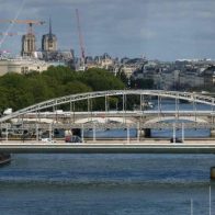 Encuentran un cuerpo descuartizado bajo un puente en París