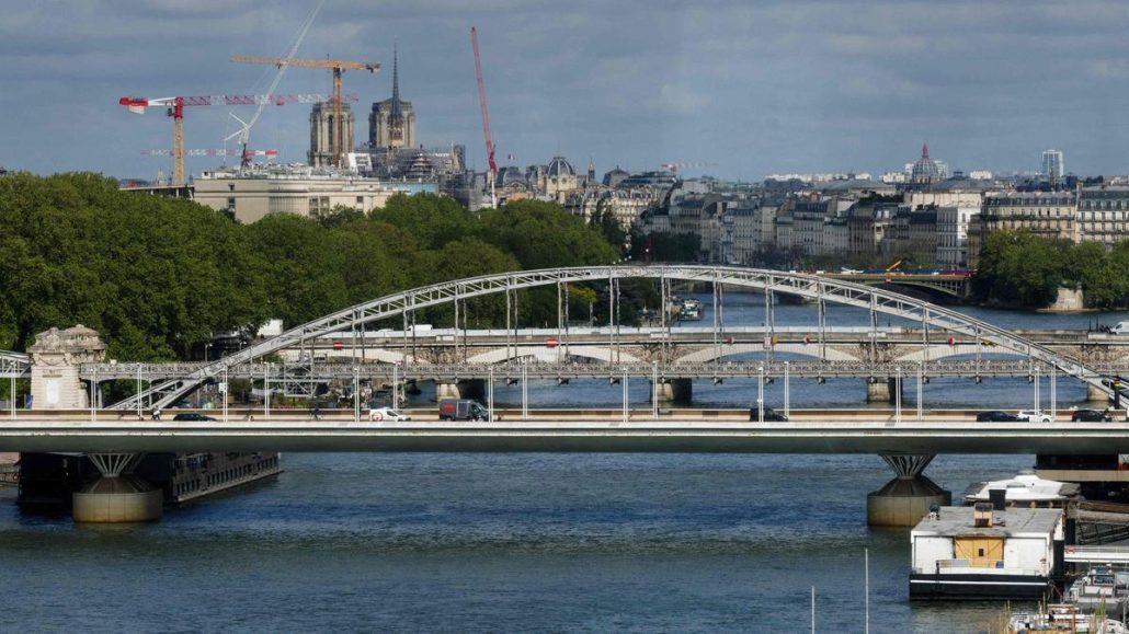 Encuentran un cuerpo descuartizado bajo un puente en París